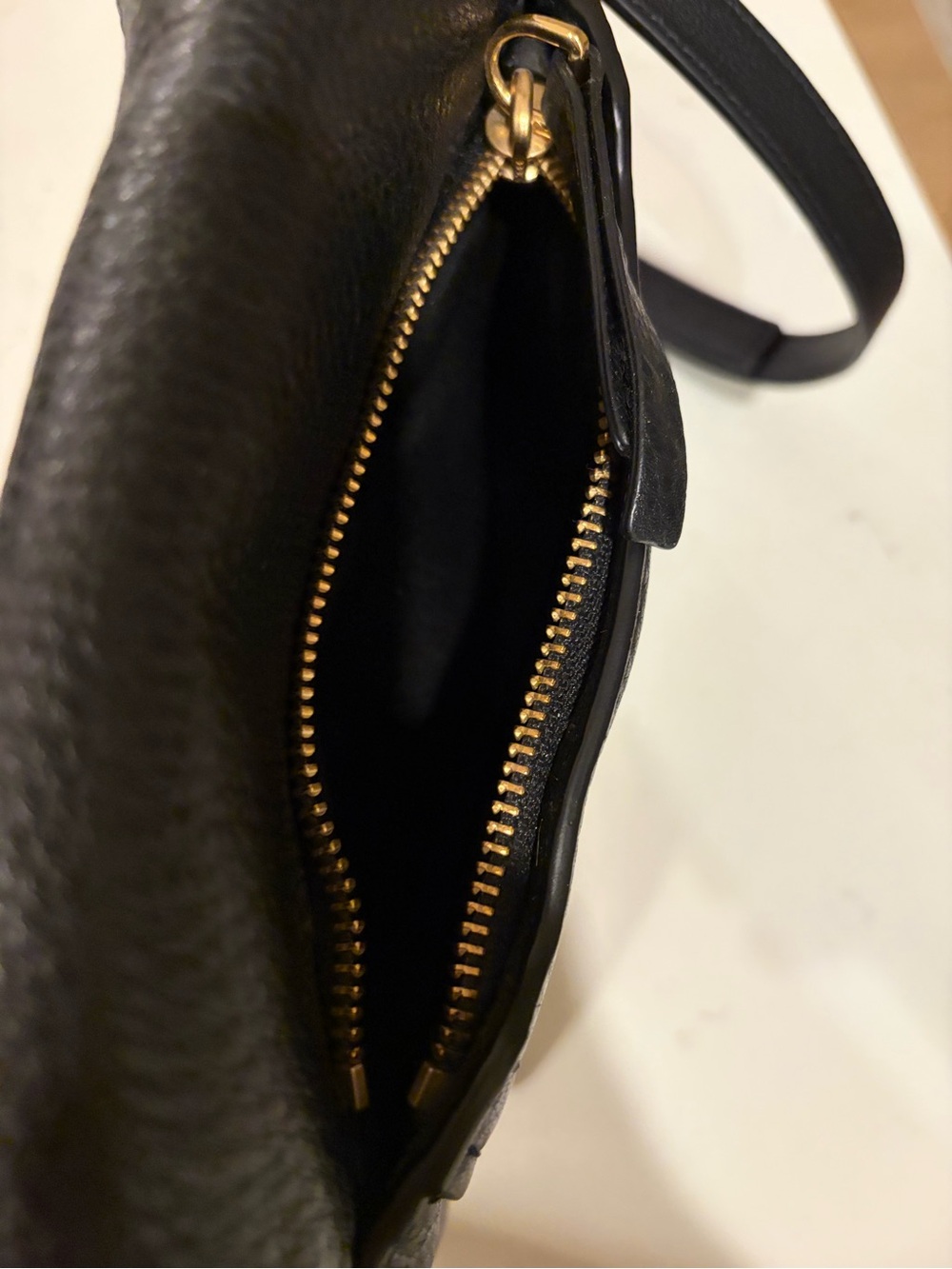 Marc Jacobs Black Leather Crossbody with Gold-Tone Hardware - Picture 4 of 6
